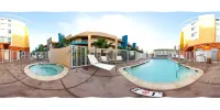 Holiday Inn OCEANSIDE CAMP PENDLETON AREA by IHG - Kolam Renang