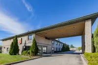 Super 8 by Wyndham Ambassador Bridge Windsor on Hotels in Windsor