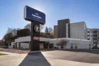 羅切斯特近梅奧診所美吟溫德姆飯店 Cascade Meadow Wetlands & Environmental Science Center附近的飯店