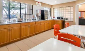 Super 8 by Wyndham Grand Prairie Southwest