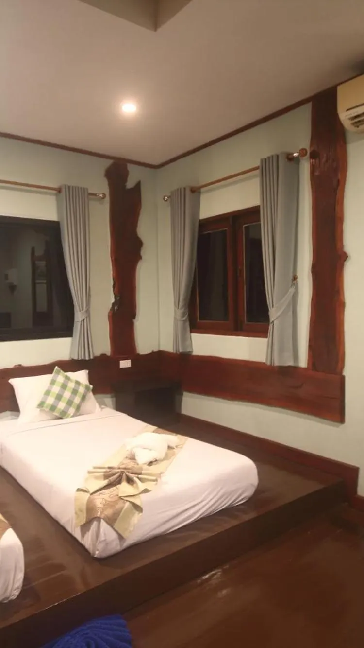 ห้องดีลักซ์ เตียงแฝด พร้อมระเบียง