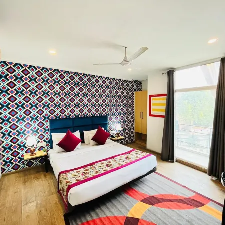 Qotel Comfort Chattarpur - Near Chattarpur Metro Отели рядом с достопримечательностью «Храм Чаттарпур»