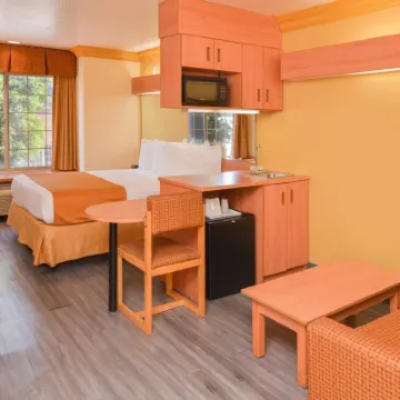 H3 Inn & Suites - LAX Airport - Los Angeles Hotels near LAX Area