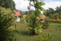 Daniella's Bungalows Hoteles cerca de Bel Ombre Beach at La Scala