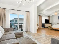 Pacific Crest Hotel Hotels near Les Marchands