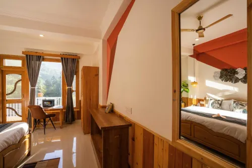 Zostel Kasol, Katagla - Balcony