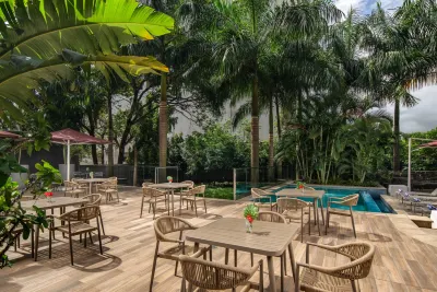 Crowne Plaza Dar ES Salaam Hotel a 