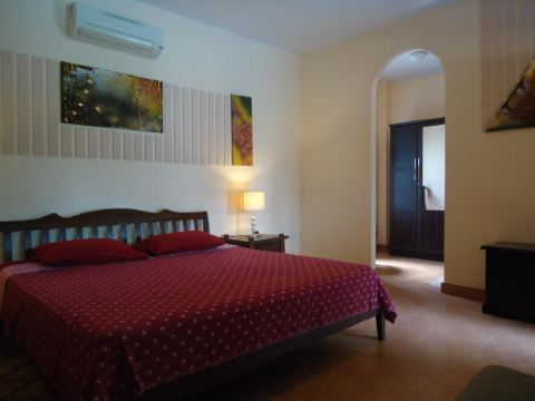 โลน็อบส์ เกย์ พาราไดซ์