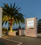 Bay 10 - Suites and Apartments - parking