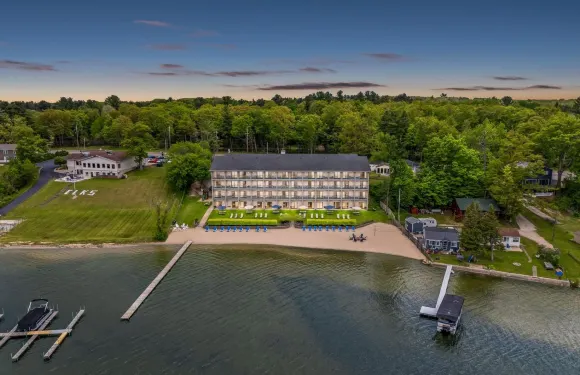 霍頓湖水濱酒店