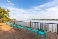 Super 8 by Wyndham Riverside Al - bars