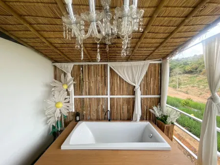 Luv Mountain & Flower Camp Pala-U