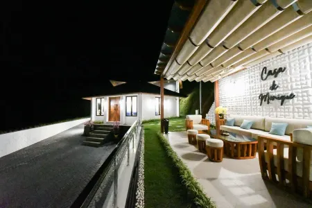 Casa de Monique Villas & Glamping Retreat Отели рядом с достопримечательностью «Таман Сафари Индонезия Богор»