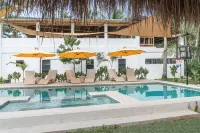 Sunlit Hostel - Pools