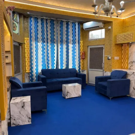 Hotel Meenu Inn Отели рядом с достопримечательностью «Торговый центр Pink Square Mall»