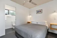 Swansea Beach Chalets - Pool