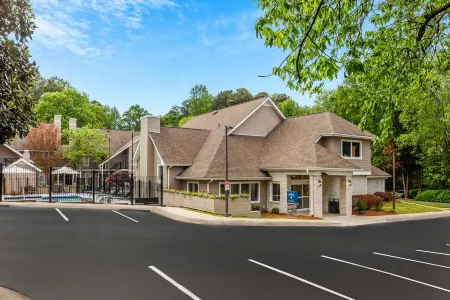 WaterWalk Extended Stay by Wyndham Atlanta Perimeter Отели рядом с достопримечательностью «Azalea Park Boardwalk, Roswell»