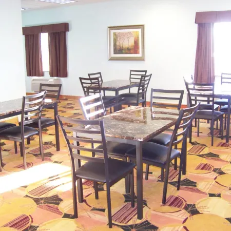Days Inn & Suites by Wyndham Columbus NE