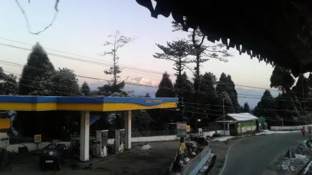 Vamoose Heema Homestay Отели рядом с достопримечательностью «Darjeeling Himalayan Railway Toy Train»