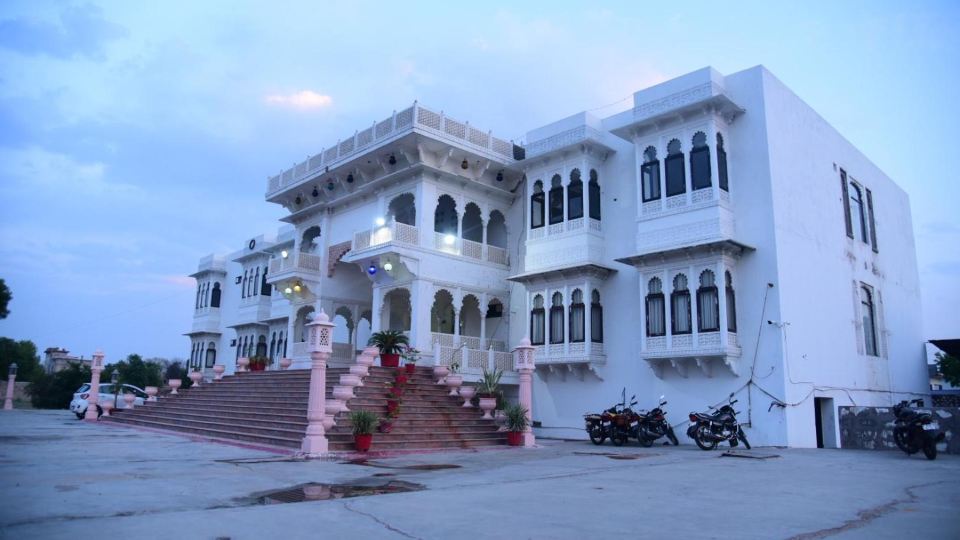 Tej Mahal Palace Bandikui