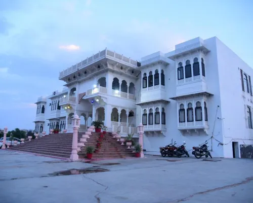 Tej Mahal Palace Bandikui Hotels in Dausa