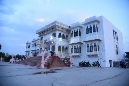 Tej Mahal Palace Bandikui Các khách sạn ở Dausa