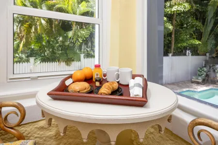 Weatherstation Inn Circa 1911 Отели рядом с достопримечательностью «Ки-Уэст Баттерфлай энд Нейчер Консерватори»