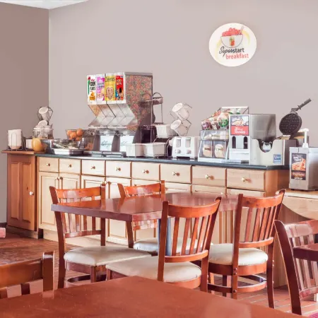 Super 8 by Wyndham Sudbury on