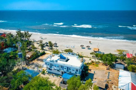 Club Monet Beachfront Resort by Cocotel Отели в г. Ботолан