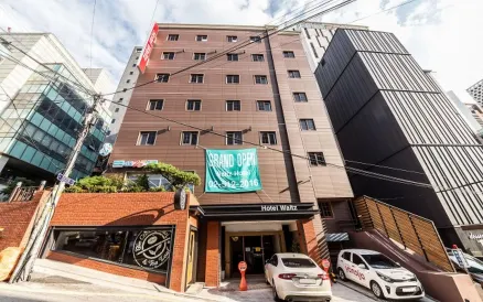 論峴華爾茲飯店