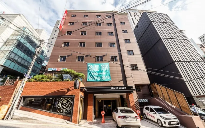 論峴華爾茲飯店