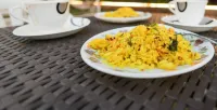 Drizzle Villa with Swimming Pool Near Maapro Garden - Desayuno
