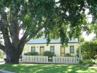 Bridge Cottages Sargeants & Armoury Cottages 1823 - History & Charm - parking