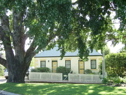 Bridge Cottages Sargeants & Armoury Cottages 1823 - History & Charm - parking
