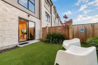 Misty Meadows Manor - Your Urban Oasis - Villas