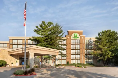 Holiday Inn & Suites des Moines-Northwest Hotels near Saylorville Lake Butterfly Garden