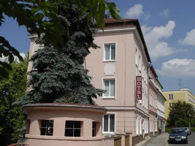 Almond Hotel a 