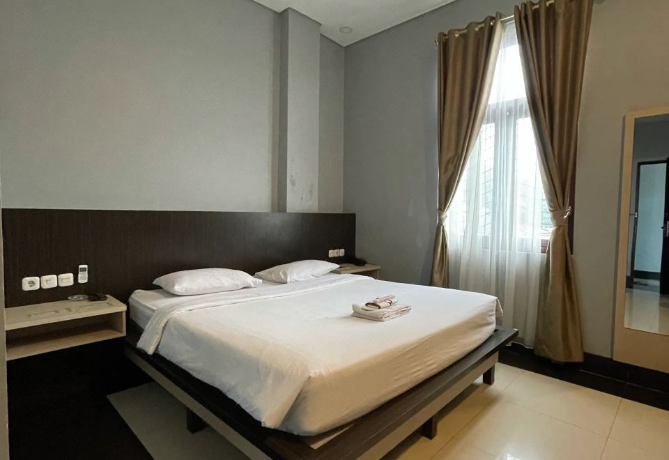 Triton Hotel Manokwari - Housity