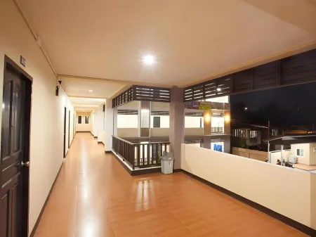 MT Place Sakon Nakhon Отели рядом с достопримечательностью «Wat Phra That Choeng Chum Worawihan»