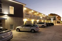 City Corporate Motor Inn - parking