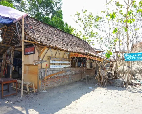 NewAlasKuliner & HomestayWatulumbung Hotels in Kretek