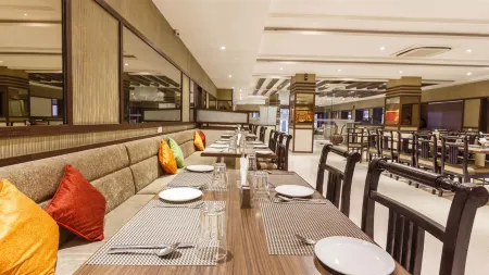 Hotel Rajwara Palace Jodhpur Отели рядом с достопримечательностью «Balsamand Lake and Garden»