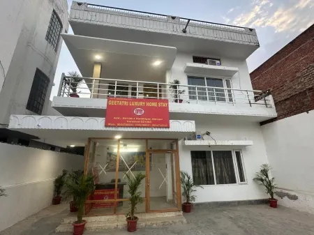 Geetatri Luxury Homestay Отели в г. Нейкчдпер