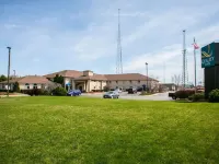 Quality Inn & Suites Woodstock Near Lake Geneva Hotels in McHenry County