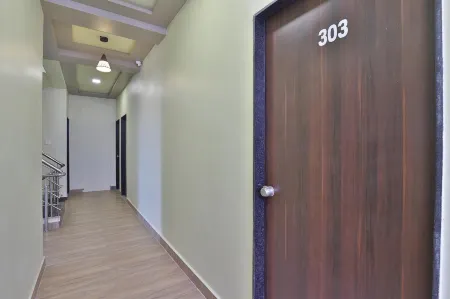 Hotel Decent Somnath Отели рядом с достопримечательностью «Veraval Seafront»