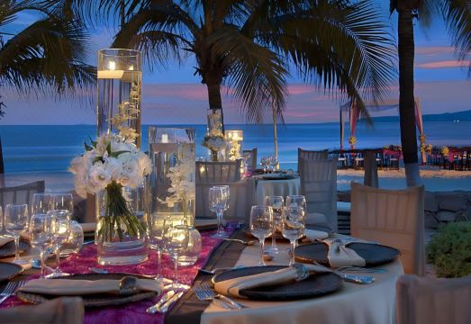 옥시덴탈 누에보 발라르타의 넓은 야외 수영장