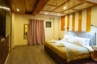 Raim Hotel のホテル