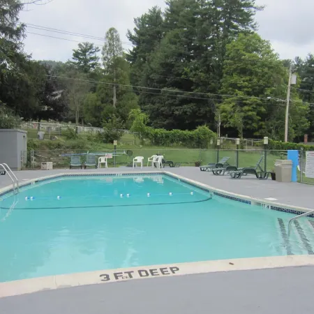 Howard Johnson by Wyndham Lake George Отели рядом с достопримечательностью «Форт Уильям Генри»