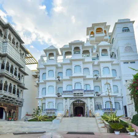 Udai Kothi Отели рядом с достопримечательностью «Яг Мандир - Лейк Гарден Палас»