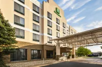 Holiday Inn & Suites Bolingbrook فنادق في Du Page Township